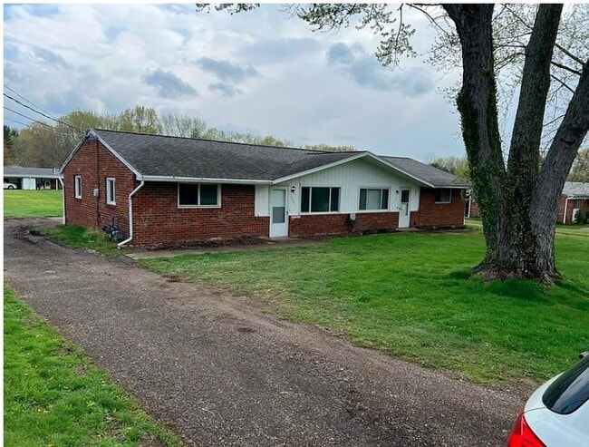 7520 Portage St NW in Massillon, OH - Building Photo - Building Photo