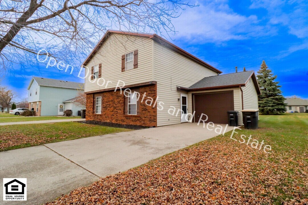 5215-5217 Vermont Ln in Fort Wayne, IN - Building Photo