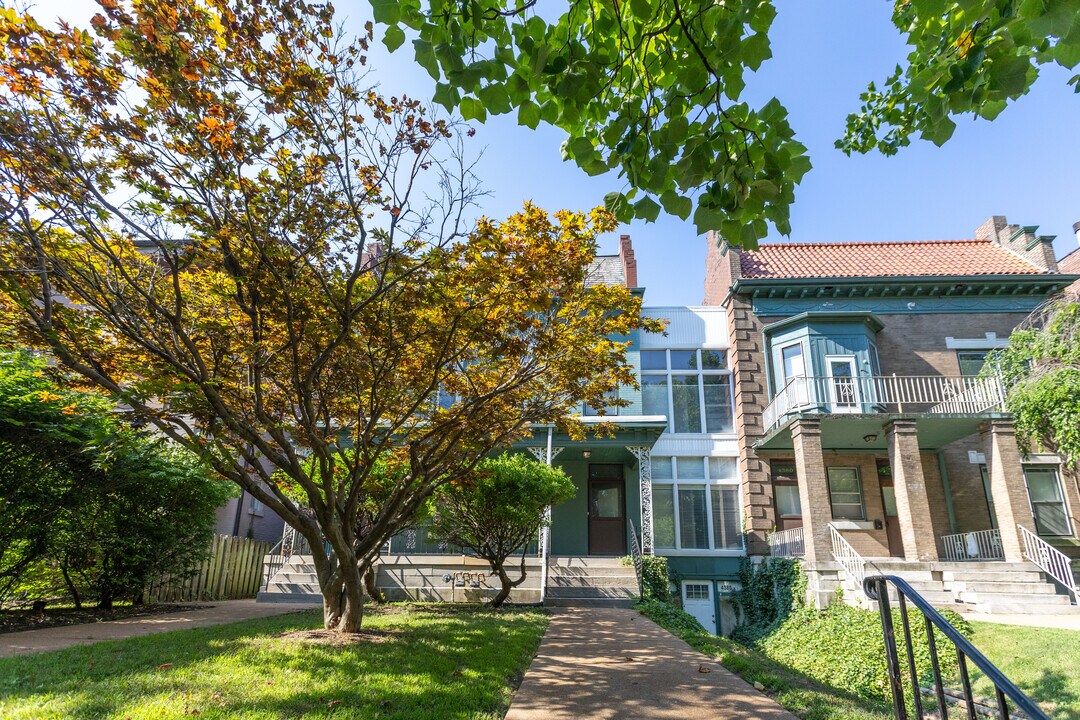 4374 W Pine Blvd in St. Louis, MO - Building Photo