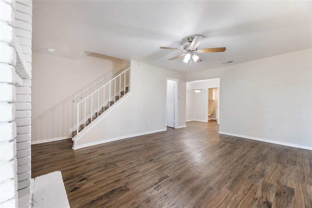 210 W Lake Dr in Taylor, TX - Building Photo