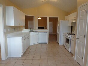 7102 Independence Dr in Flowery Branch, GA - Foto de edificio - Building Photo