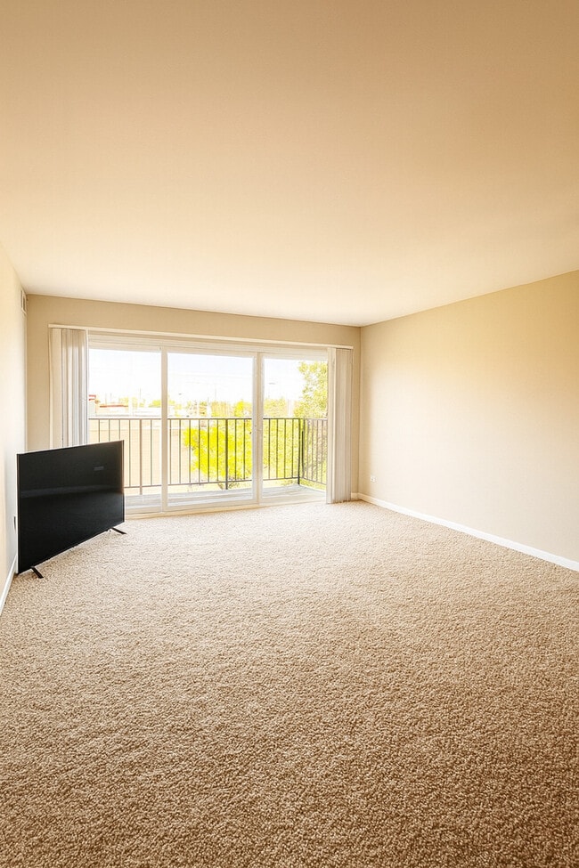 1100 N Plum Grove Rd in Schaumburg, IL - Building Photo - Building Photo