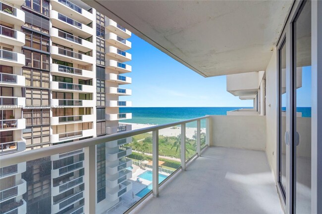 5701 Collins Ave, Unit 917 in Miami Beach, FL - Building Photo - Building Photo