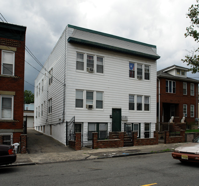 635 N 8th St in Newark, NJ - Foto de edificio - Building Photo