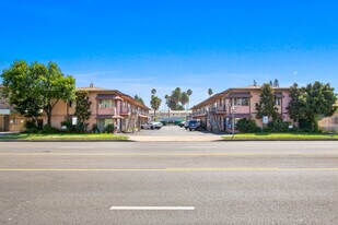 4520 Hazeltine Ave in Van Nuys, CA - Building Photo