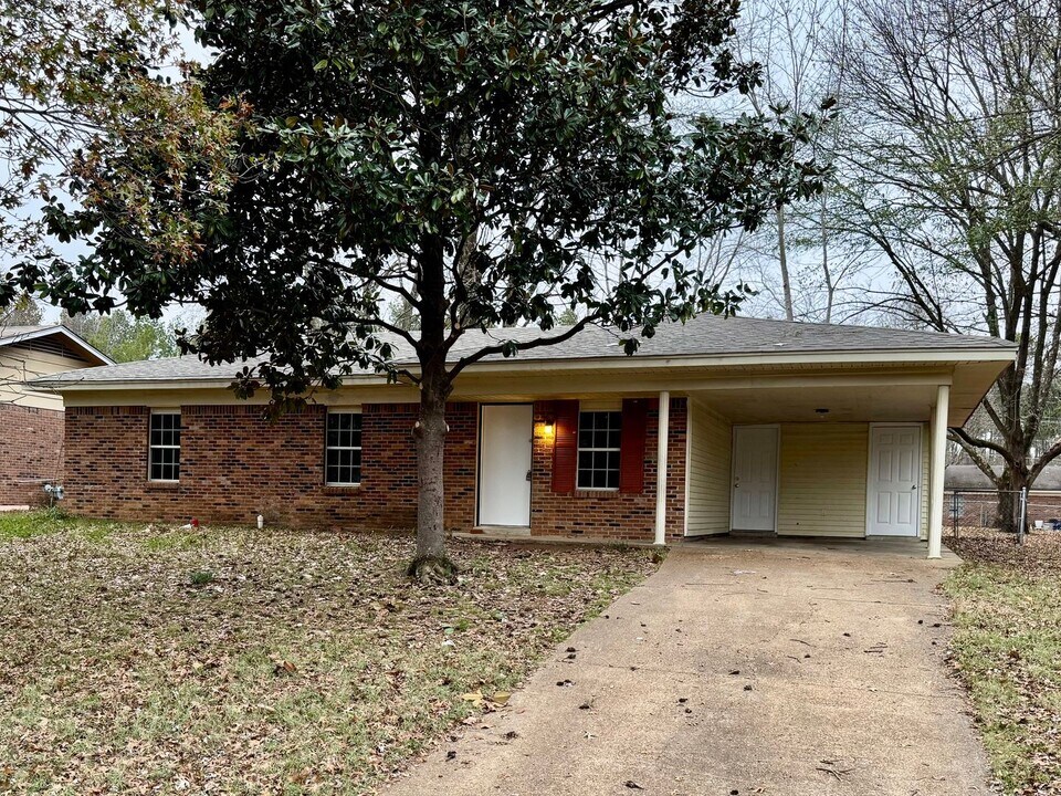 5074 Fleetwood Cove in Horn Lake, MS - Building Photo