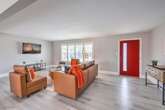 2400 Sherman Pl in Las Vegas, NV - Building Photo - Building Photo
