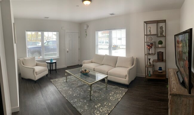 68 Park Ave, Unit 1G in Bay Shore, NY - Building Photo - Building Photo