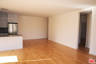 4826 Franklin Ave in Los Angeles, CA - Building Photo - Building Photo