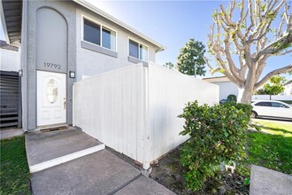 19792 Bromley Ln in Huntington Beach, CA - Foto de edificio - Building Photo