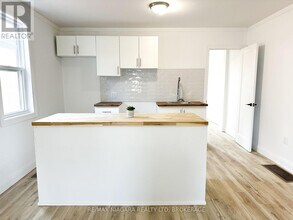 233 Pelham Rd in St Catharines, ON - Building Photo - Building Photo