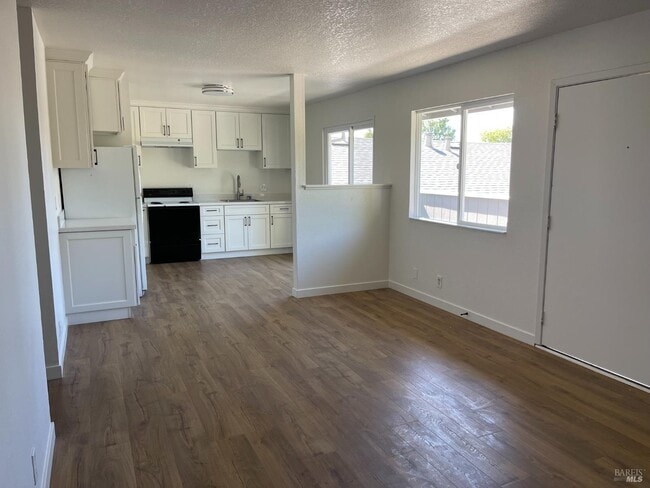 property at 2424 Kenton Ct