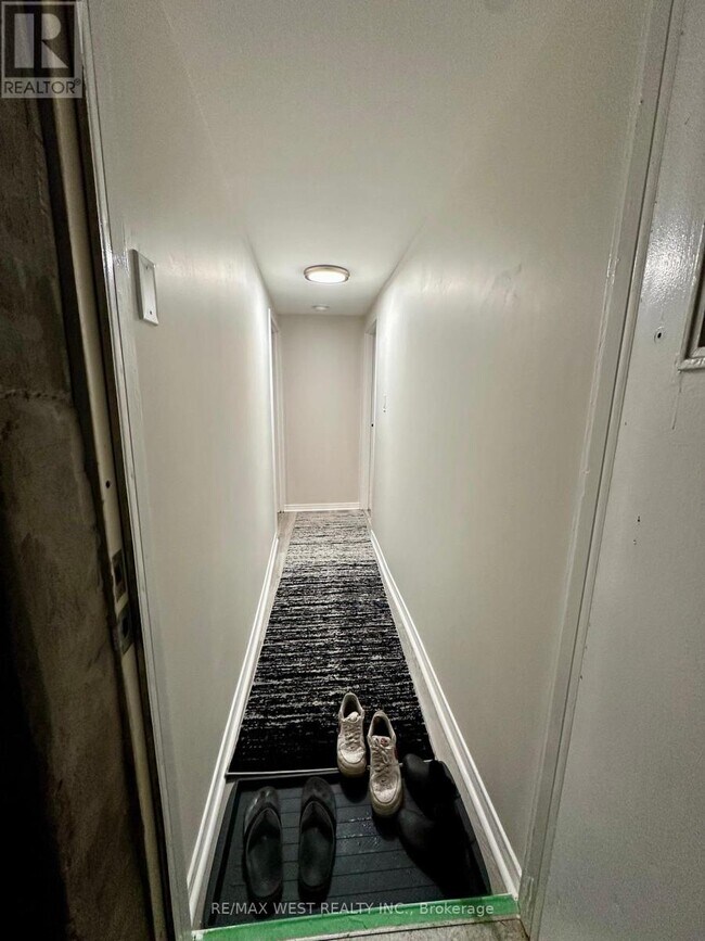 13 Sorauren Ave