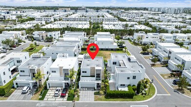 10330 NW 68th St in Doral, FL - Building Photo - Building Photo