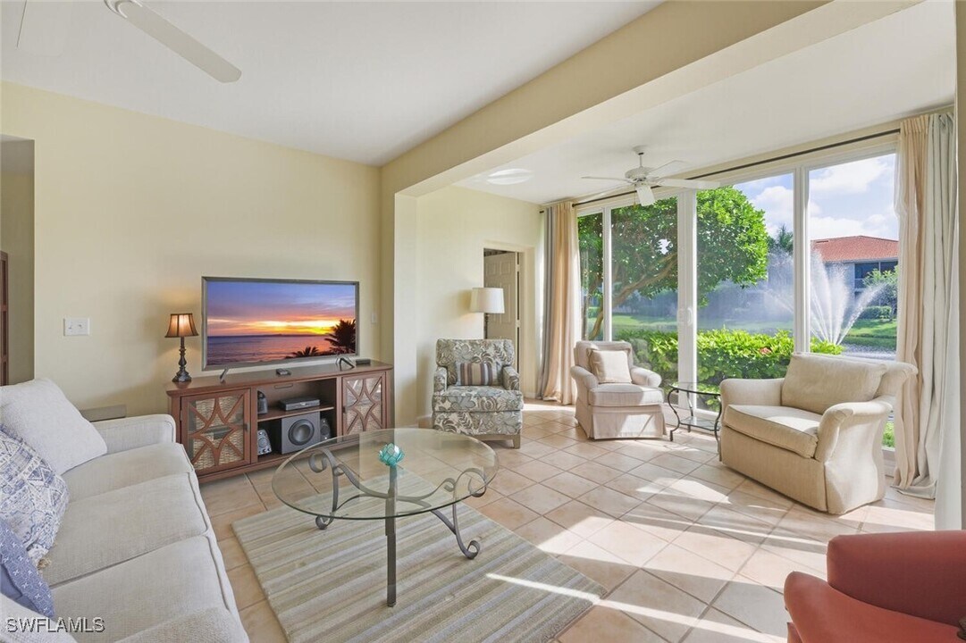 1051 Egrets Walk Cir in Naples, FL - Foto de edificio