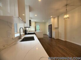 1726 Beacon St in Brookline, MA - Building Photo