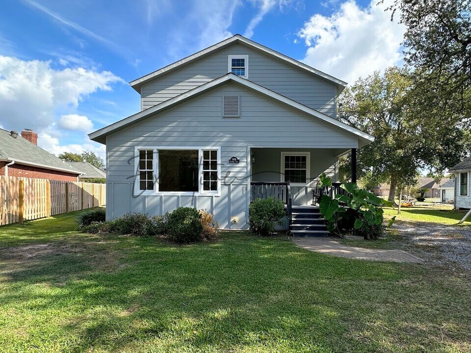 1805 Riverside Dr in Lake Charles, LA - Building Photo