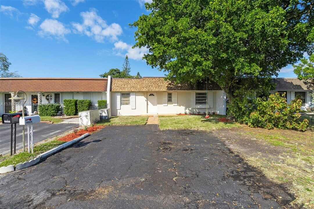 19374 NW 28th Ct in Miami Gardens, FL - Building Photo