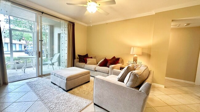 6556 Emerald Dunes Dr in Royal Palm Beach, FL - Building Photo - Building Photo