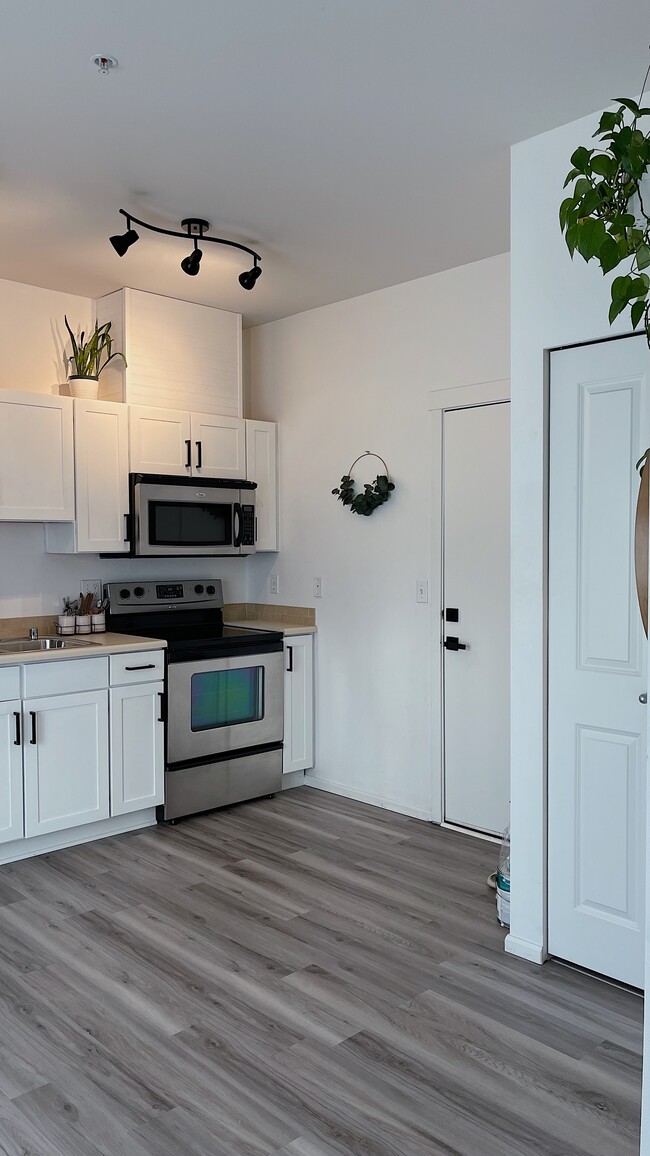 2840 SW Raymond St, Unit 303 in Seattle, WA - Foto de edificio - Building Photo