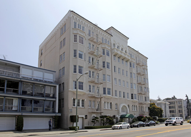 Lakeshore Apartments in Oakland, CA - Building Photo - Building Photo