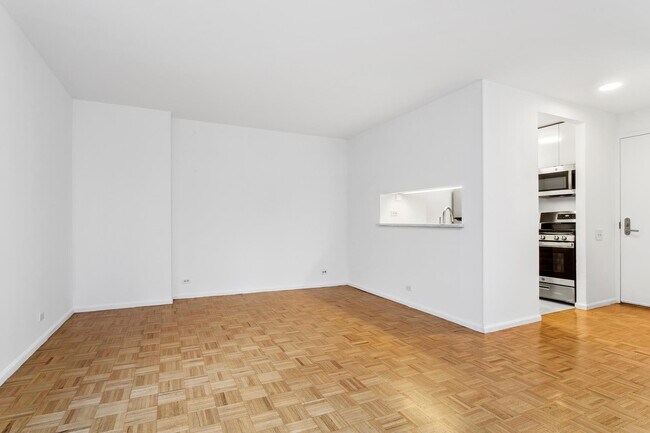 275 Greenwich St-Unit -2F in New York, NY - Building Photo - Building Photo