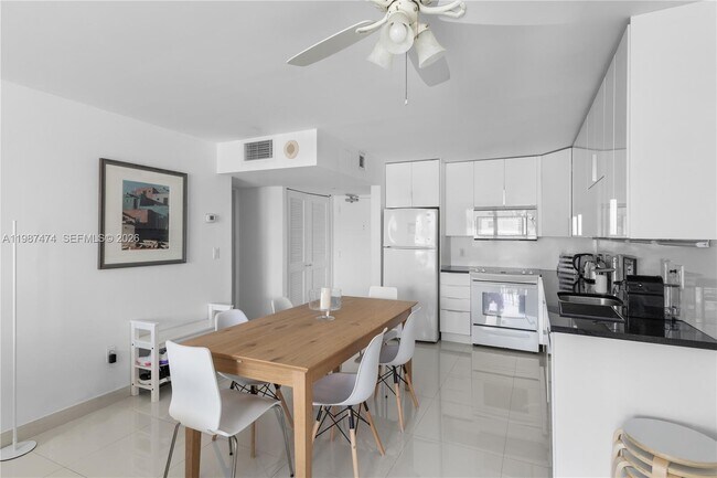 345 Ocean Dr in Miami Beach, FL - Building Photo - Building Photo