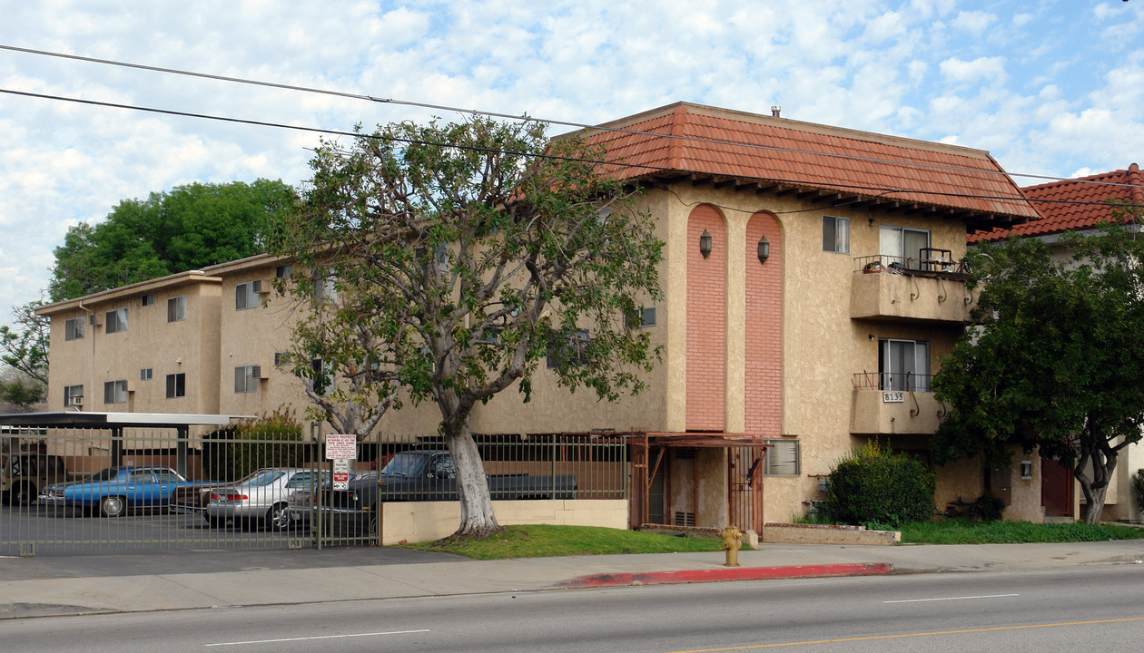 8135 Reseda Blvd in Reseda, CA - Building Photo