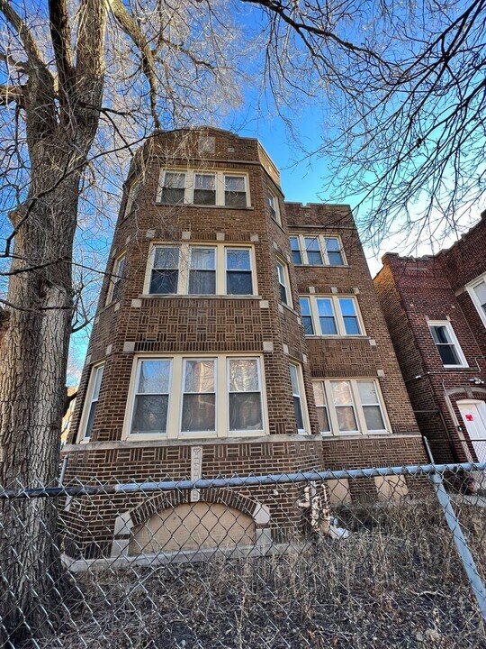 841 E 80th St in Chicago, IL - Building Photo
