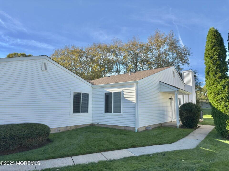 79 Greenwood Dr in Freehold, NJ - Building Photo