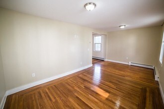 3 Sharon Ct in Newport, RI - Building Photo - Building Photo