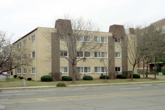 677 S River Rd in Des Plaines, IL - Foto de edificio - Building Photo