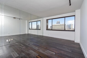 49 Briar Hollow Ln in Houston, TX - Foto de edificio - Building Photo