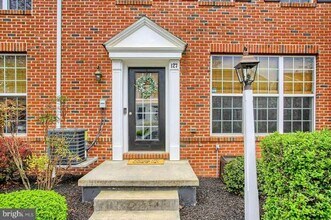 127 Summer Ln in Mechanicsburg, PA - Building Photo - Building Photo