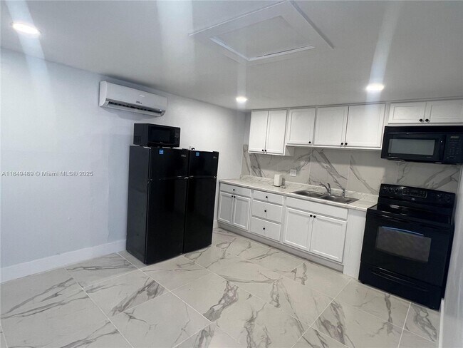 360 NE 174th St in North Miami Beach, FL - Building Photo - Building Photo