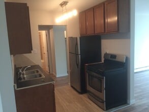 8936 N Parkside Ave, Unit 303 in Des Plaines, IL - Building Photo - Building Photo