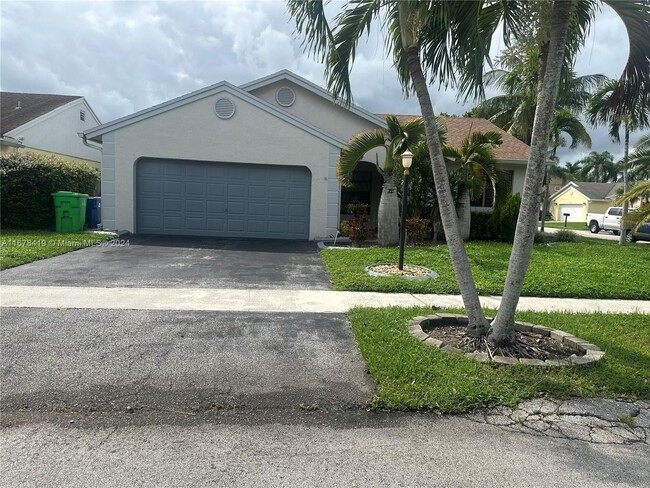 1297 SW 151st Ave in Sunrise, FL - Foto de edificio - Building Photo