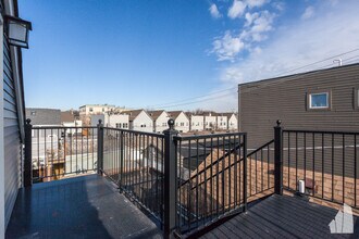 2437 N Ashland Ave, Unit 2F in Chicago, IL - Building Photo - Building Photo