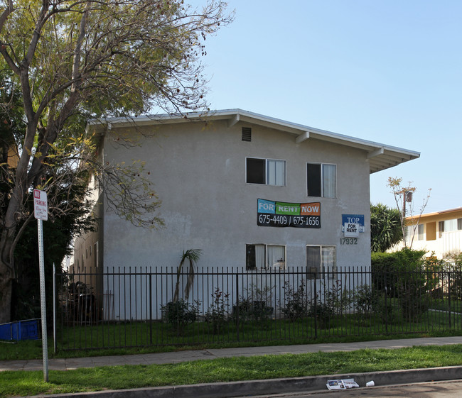 17932 Schoenborn St in Northridge, CA - Building Photo - Building Photo