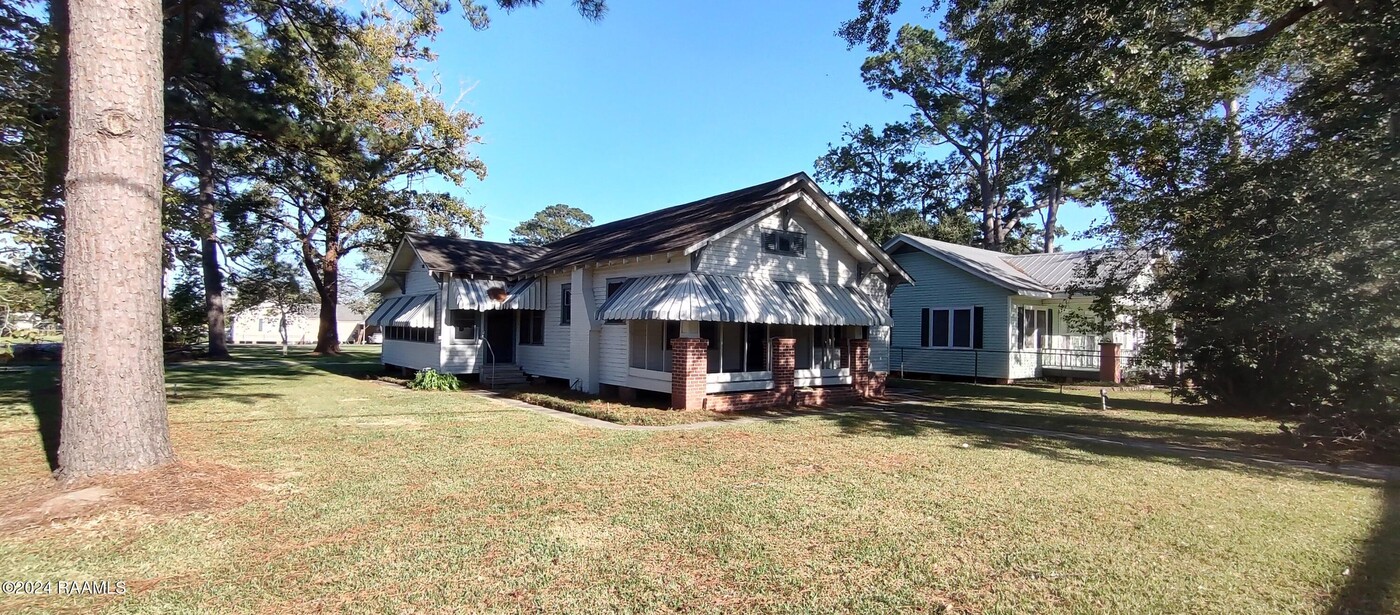 305 S Poydras St in Breaux Bridge, LA - Building Photo