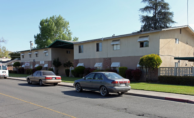 Pinetree Garden Apartments in Turlock, CA - Building Photo - Building Photo