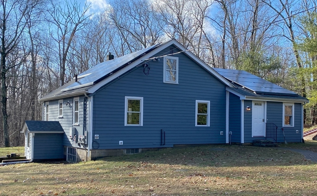 28 Pleasant St in Mendon, MA - Building Photo