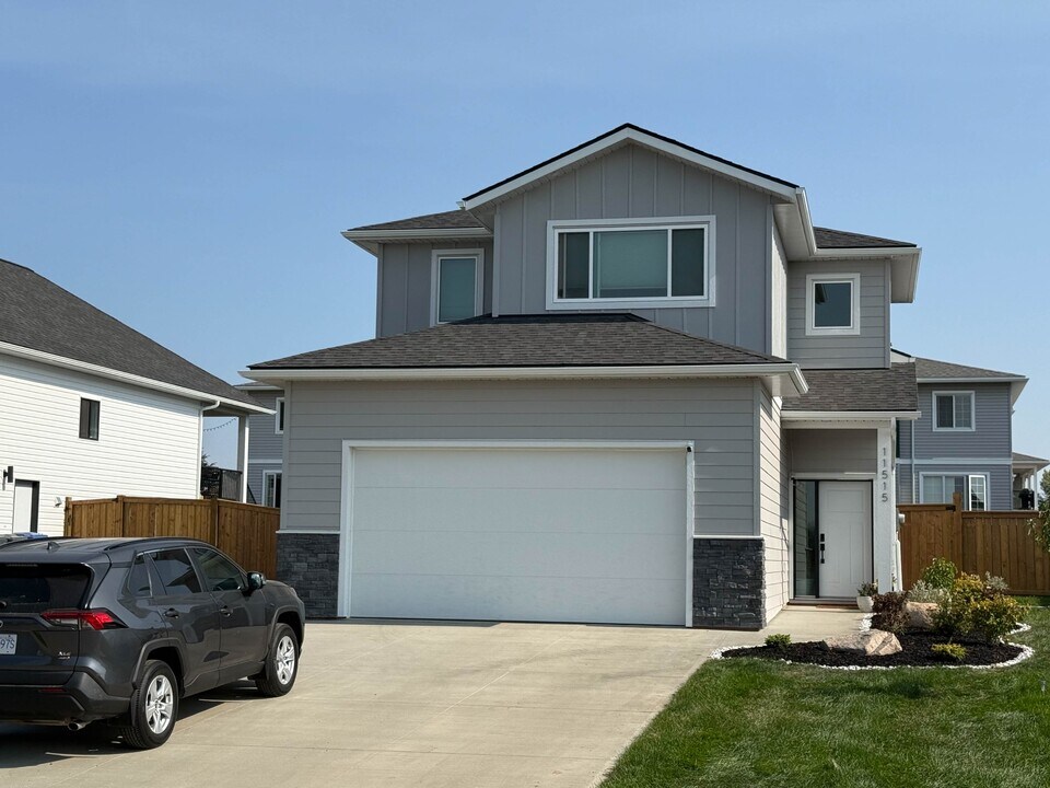 11515-1102A 102A St in Fort St John, BC - Building Photo