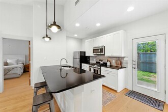 1217 Holly St in Austin, TX - Foto de edificio - Building Photo