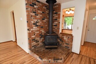 805 NE Ash Ct in Oakland, OR - Building Photo - Building Photo