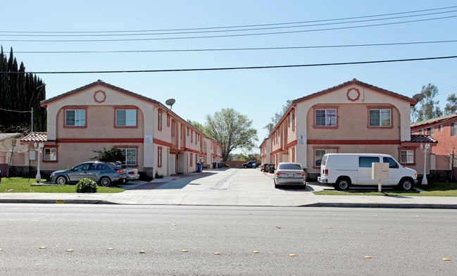 4720-4726 Florence Ave in Bell, CA - Foto de edificio - Building Photo