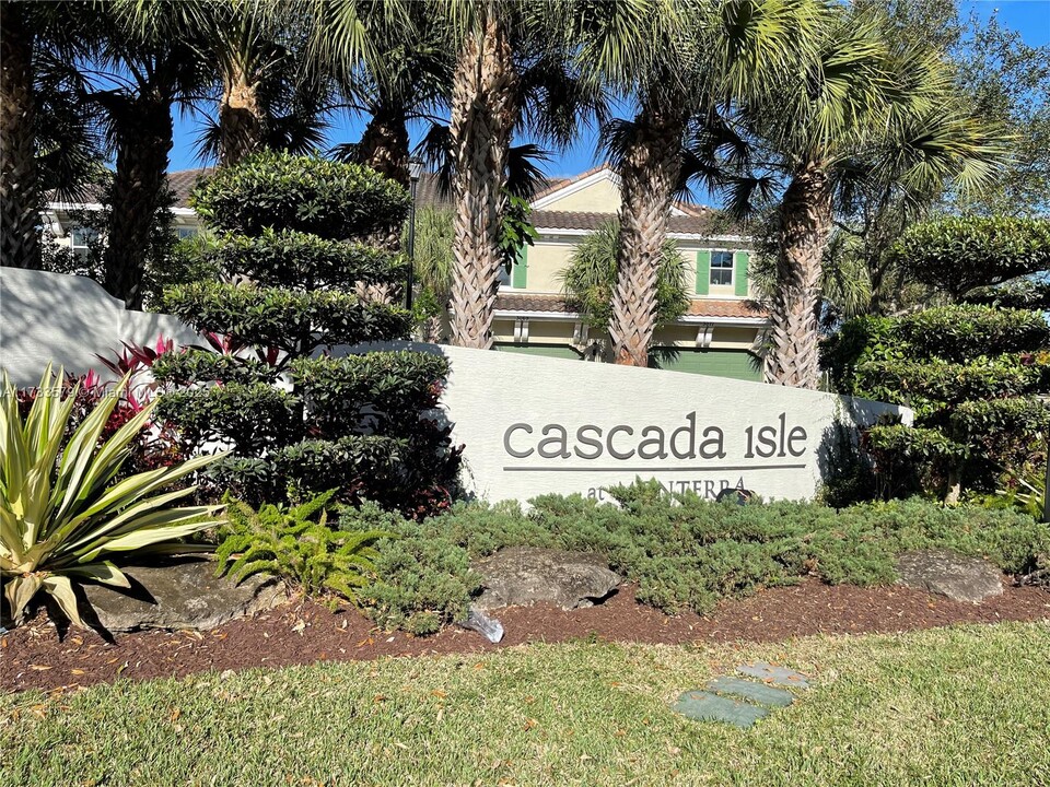 8280 Cascada Isles Dr in Hollywood, FL - Building Photo