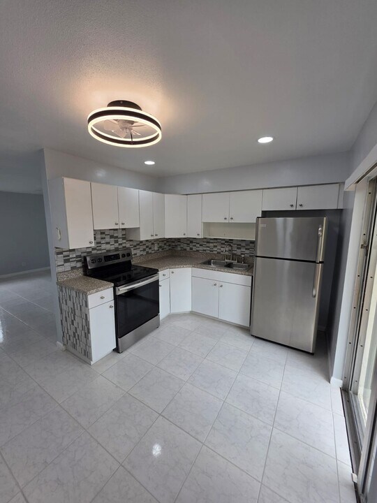 111 Cascade Ln, Unit 2 in Palm Beach Shores, FL - Foto de edificio