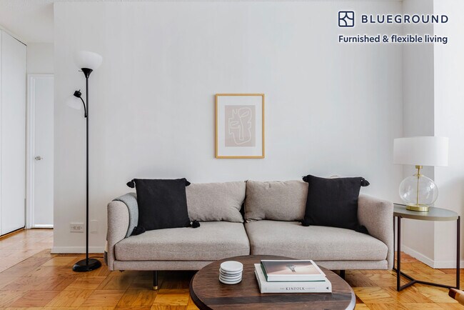 230 W 55th St in New York, NY - Building Photo - Building Photo