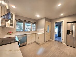 18 Bamboo Ln in Hicksville, NY - Building Photo - Building Photo